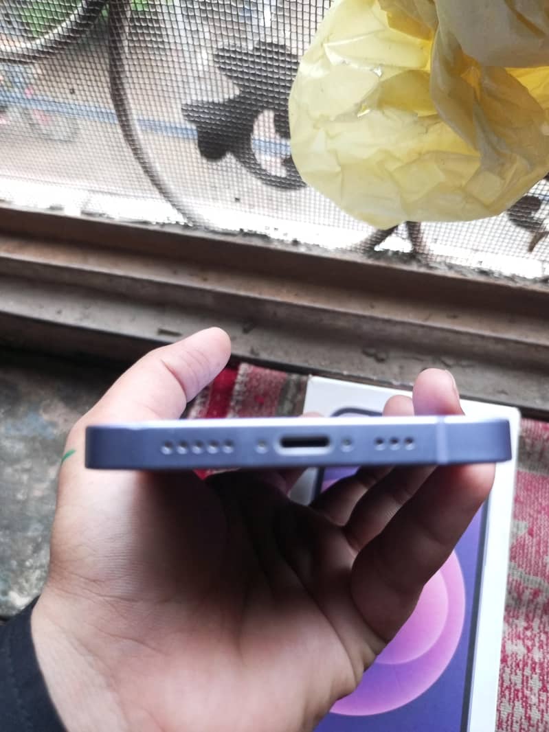 Apple iPhone 12 4