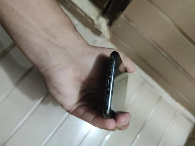 Apple iPhone X 4