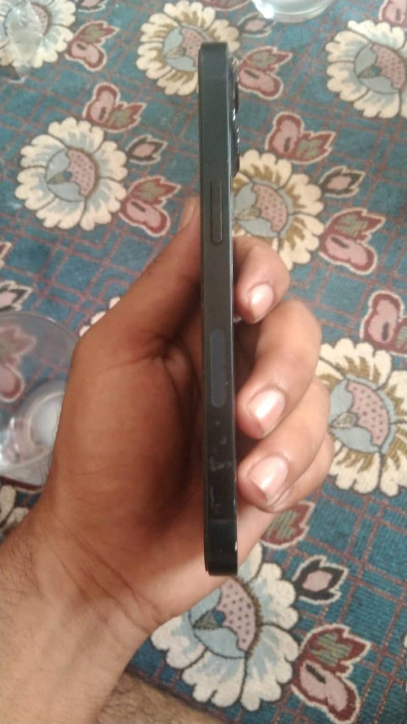 Apple iPhone 13 5
