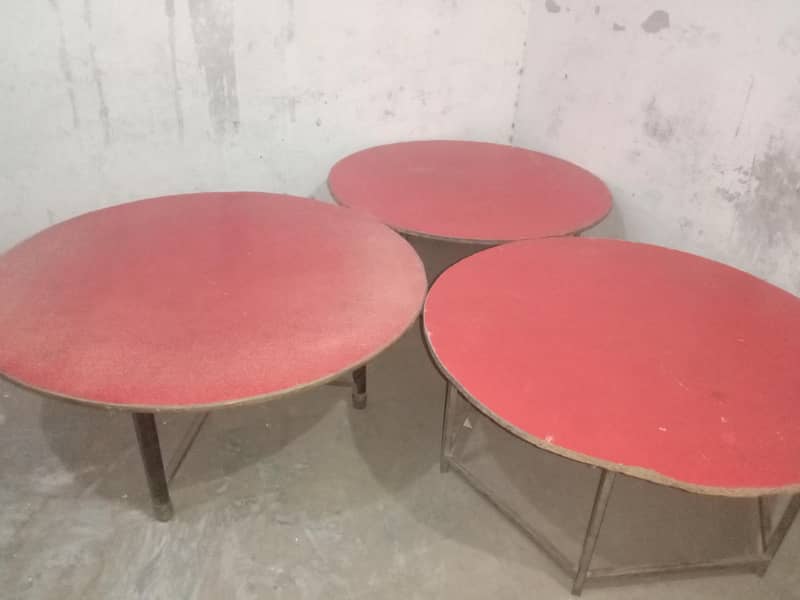 school children round table 1