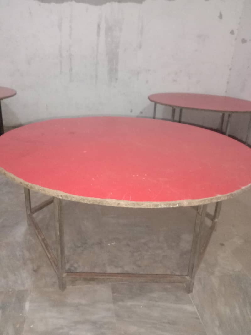 school children round table 3