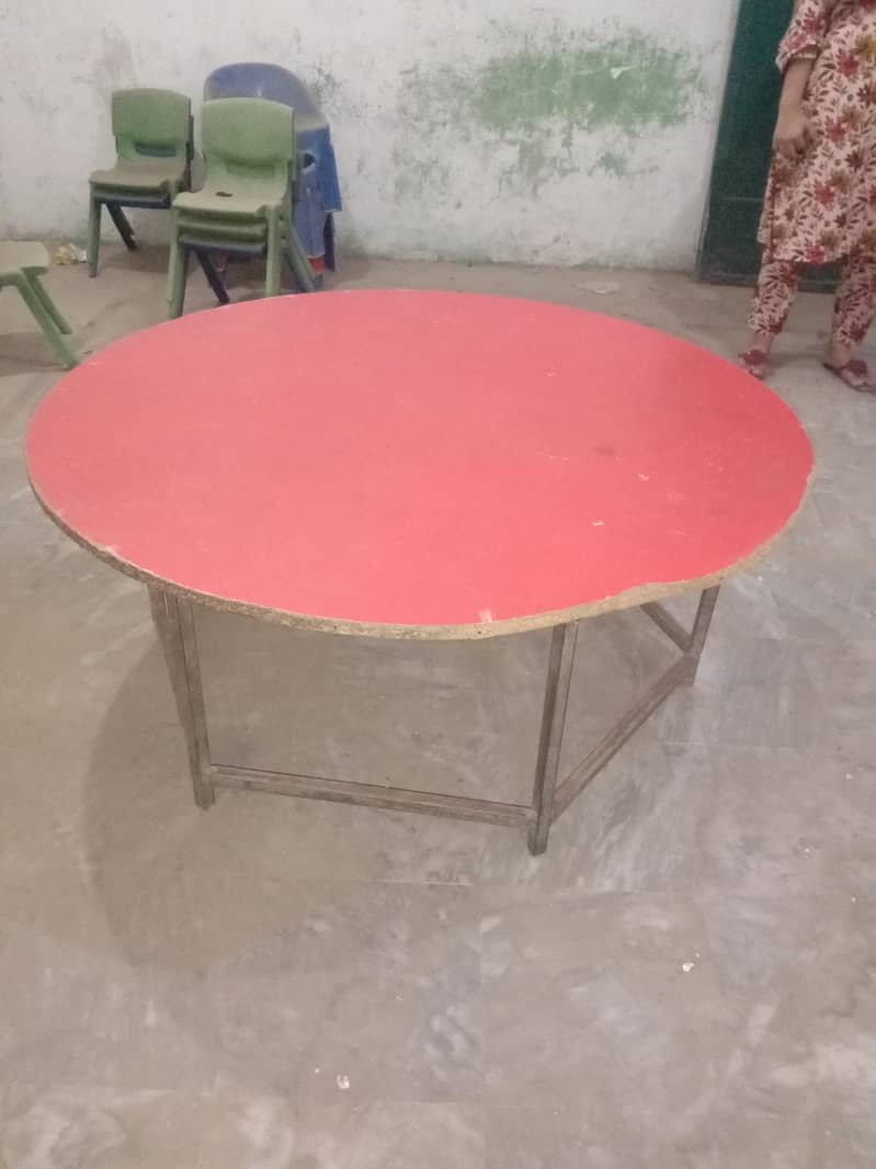 school children round table 7