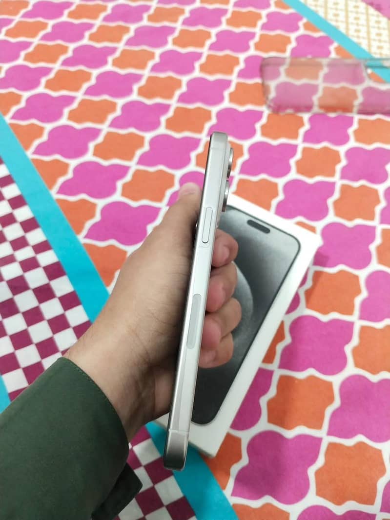 Apple iPhone 15 Pro Max 4