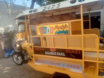 یلو رکشہ، صاف ستھری حالت میں ہے اور کنڈیشن بھی صاف ہے۔