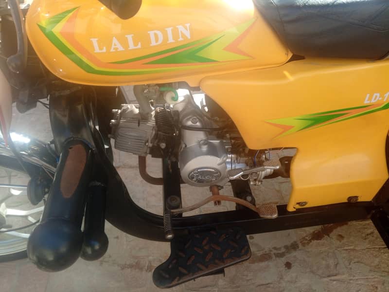 یلو رکشہ، صاف ستھری حالت میں ہے اور کنڈیشن بھی صاف ہے۔ 1