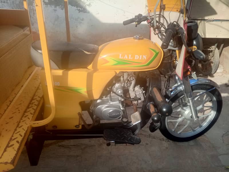 یلو رکشہ، صاف ستھری حالت میں ہے اور کنڈیشن بھی صاف ہے۔ 3