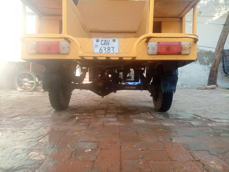 یلو رکشہ، صاف ستھری حالت میں ہے اور کنڈیشن بھی صاف ہے۔ 6