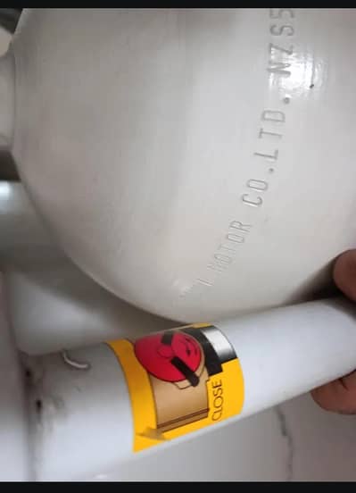 SUZUKI ORIGINAL & GENIUNE GAS CYLINDER WITH ORIGINAL KIT.