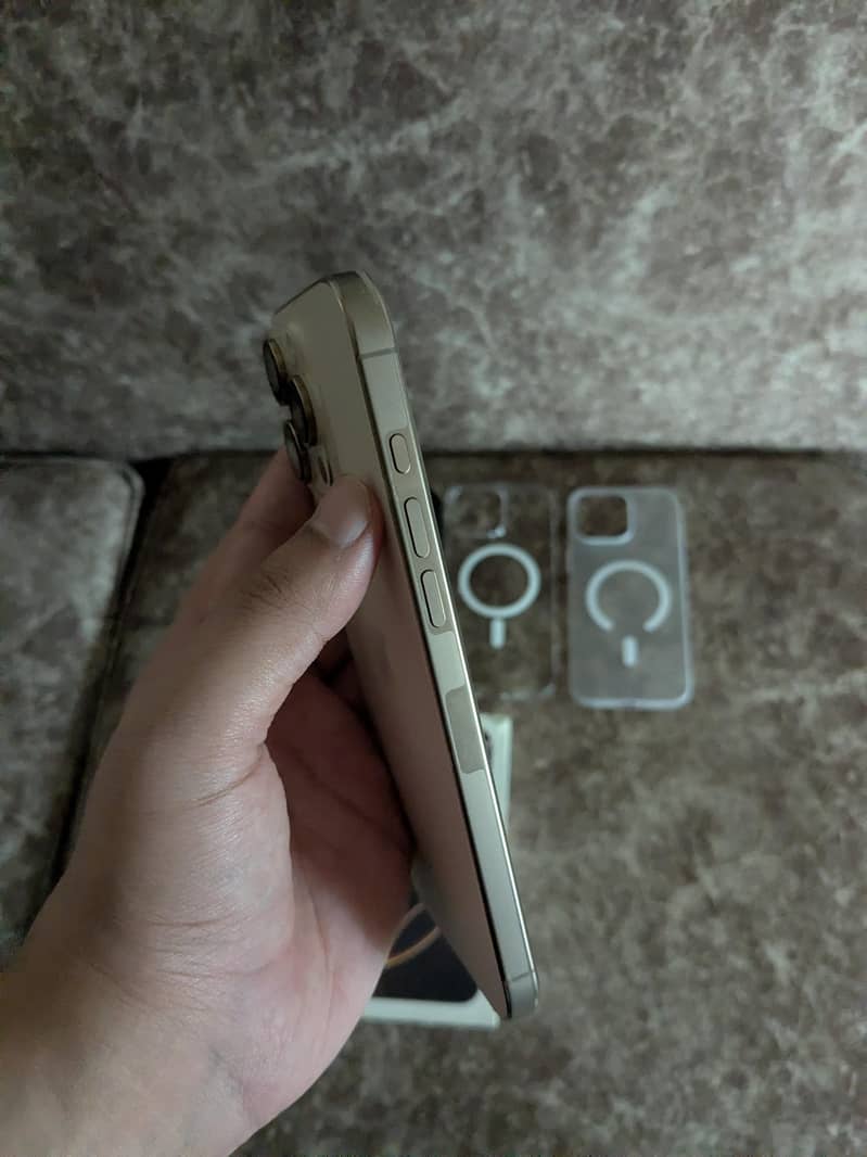 Apple iPhone 16 Pro Max 4