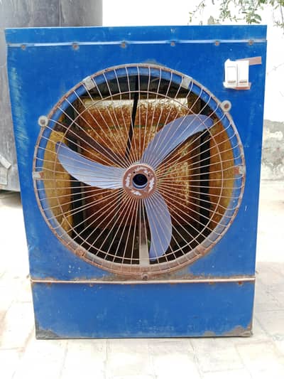 ایک عدد کولر اچھی کنڈیشن چلتی حالت میں
