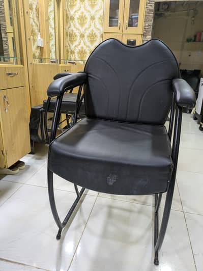 Salon Styling Chair (Fixed) – Excellent Condition