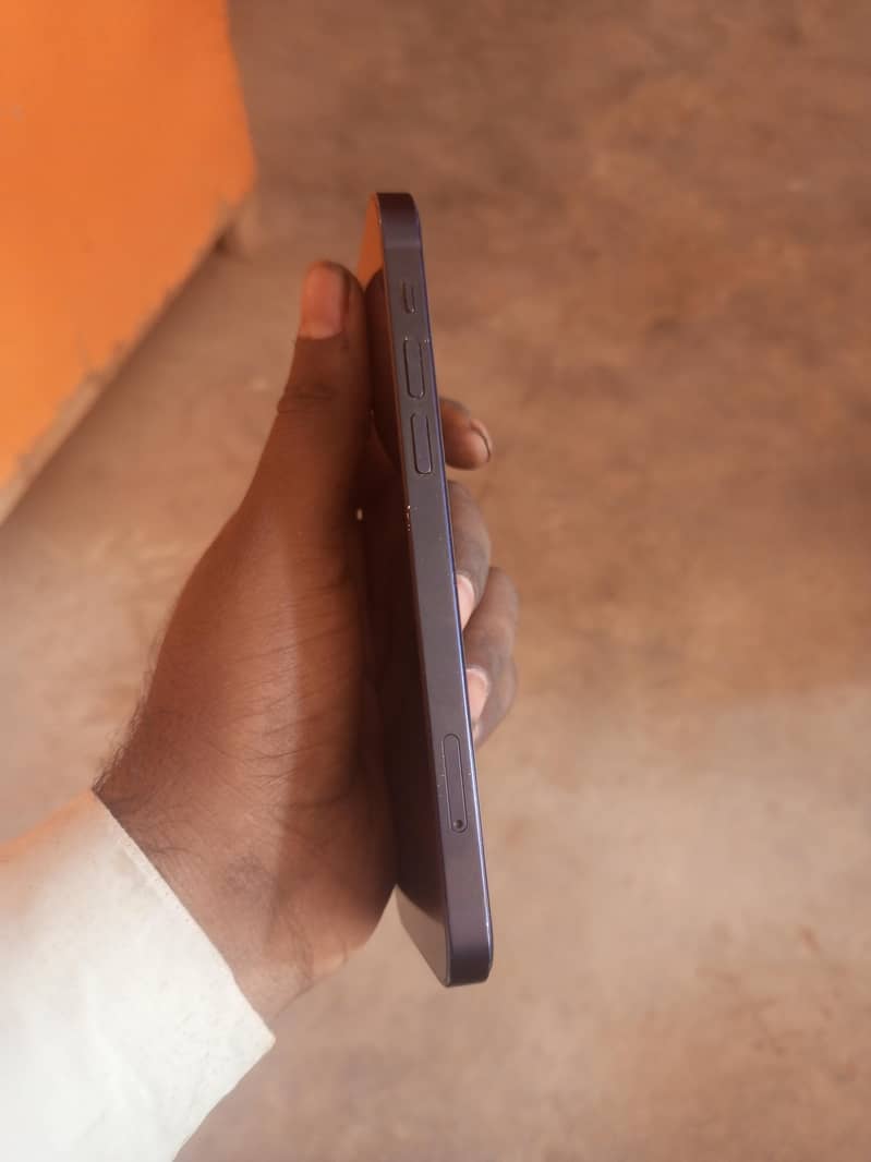 Apple iPhone 12 4