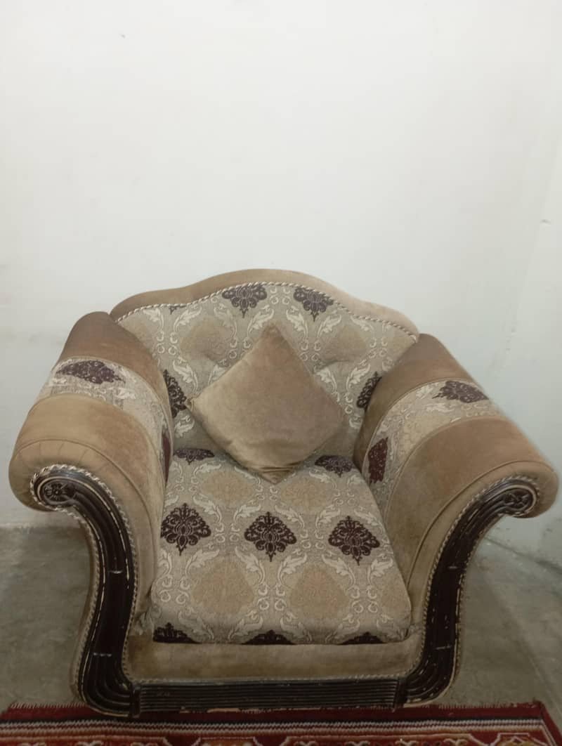 7 seater sofa set available 3