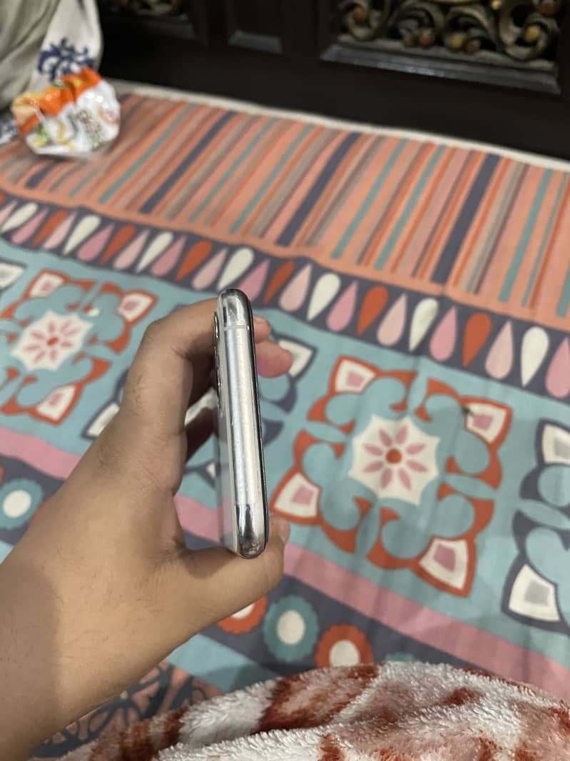 iPhone 11 Pro 4