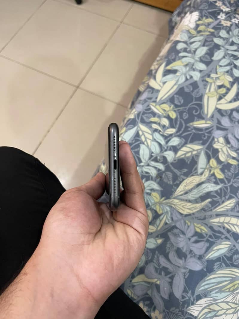 Apple iPhone 11 4