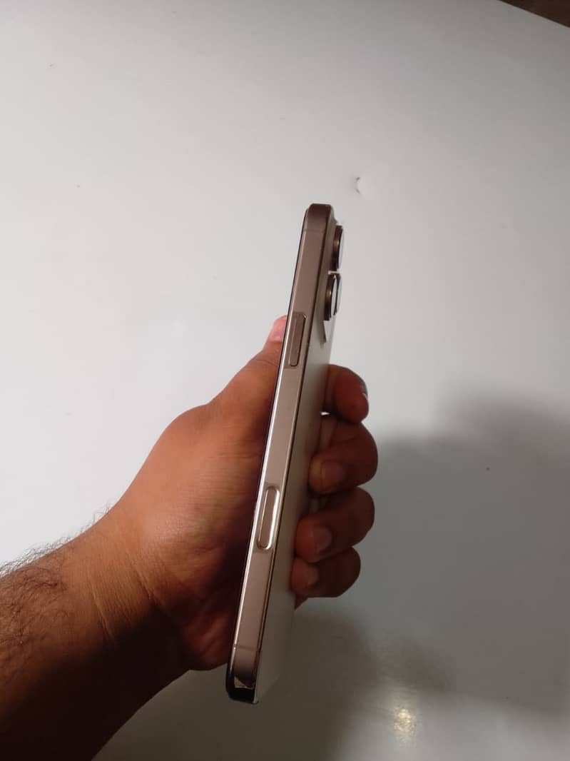 Apple iPhone 16 Pro Max 0