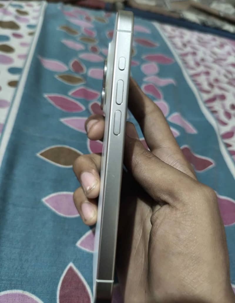 iPhone 15 pro 4