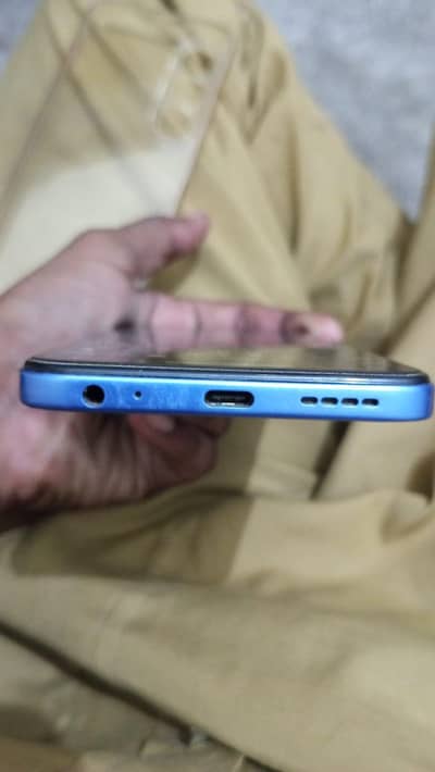 Infinix hot 60i taba charger hai 10 10 hai 9month warranty BHI hai 128