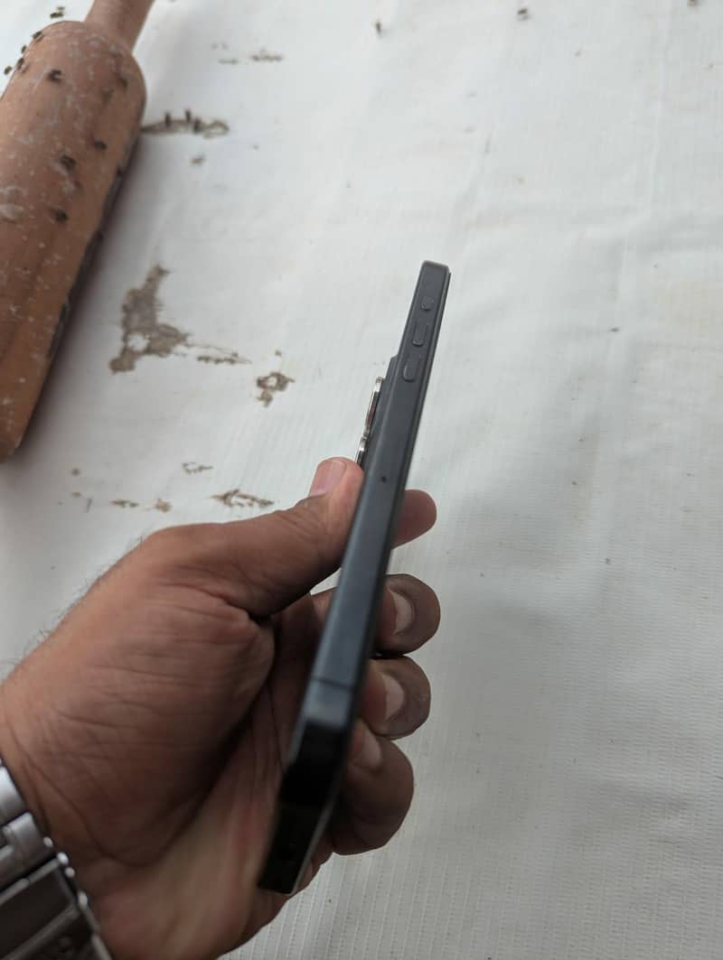 Apple iPhone 15 Pro Max 4