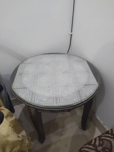 coffee table for sale (2 chairs and 1 table)