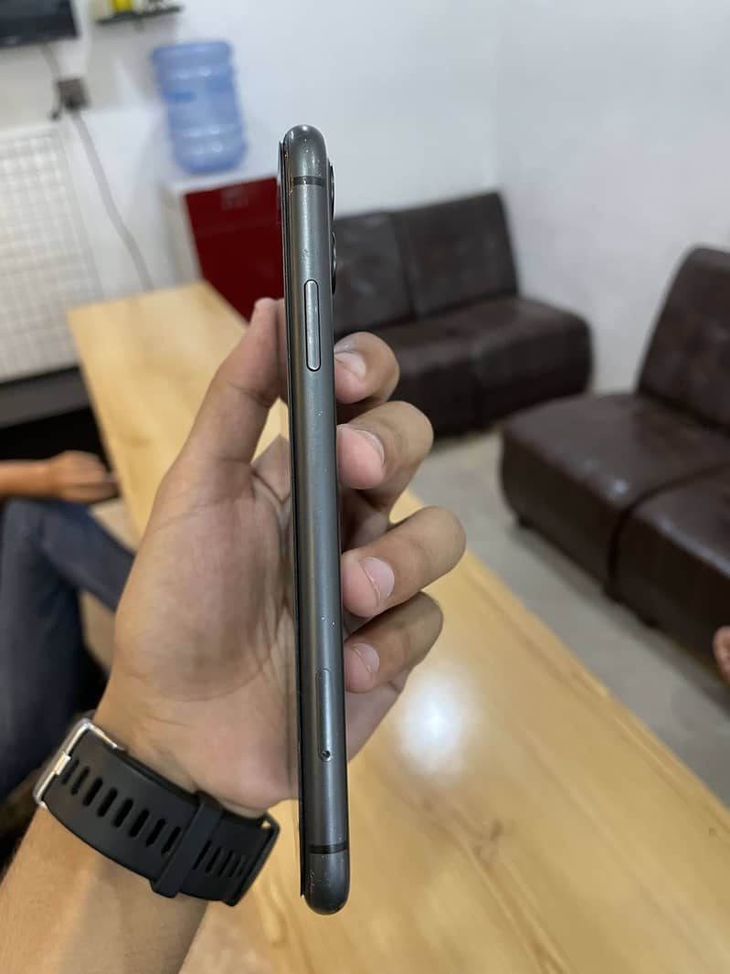 Apple iPhone 11 3