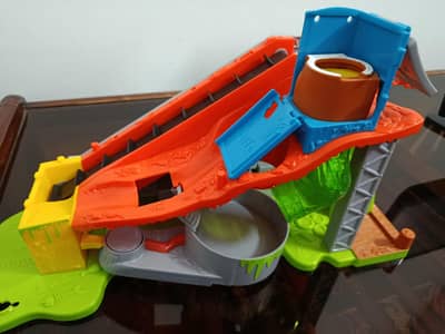tracks and house toys