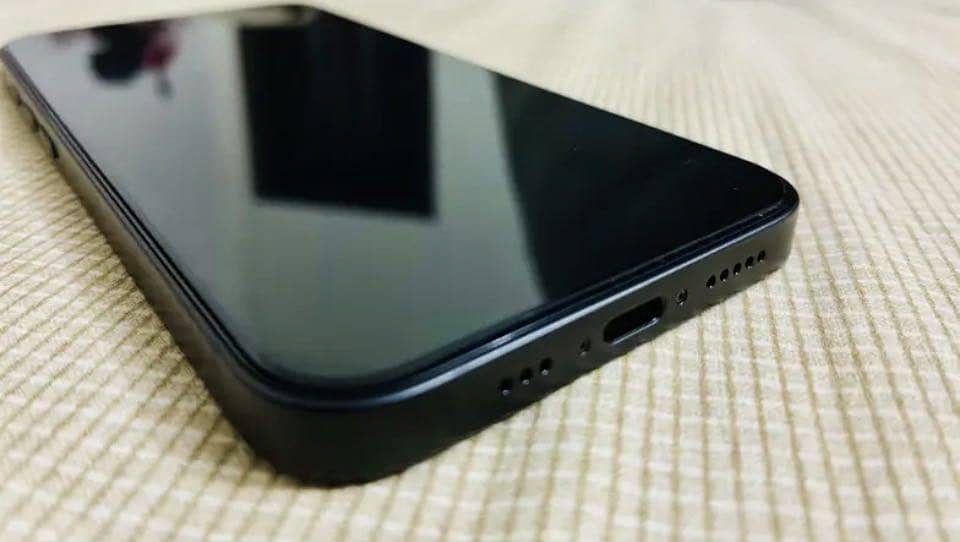 iPhone 16e 1