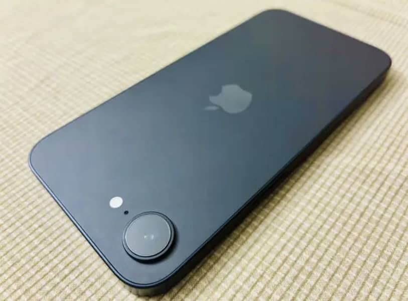 iPhone 16e 3