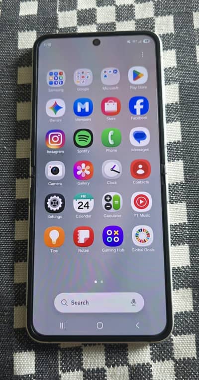 UK Samsung Z-Flip 7 in Brilliant Condition.
