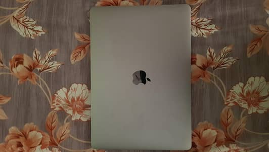 Apple Macbook 2017 core i7 256ssd 16 GB ram good condition clear condi