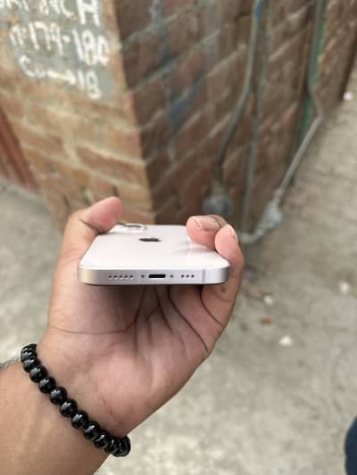 iPhone 13 factory unlock bh 88 4 month sim time 10/9.5 minor scrath