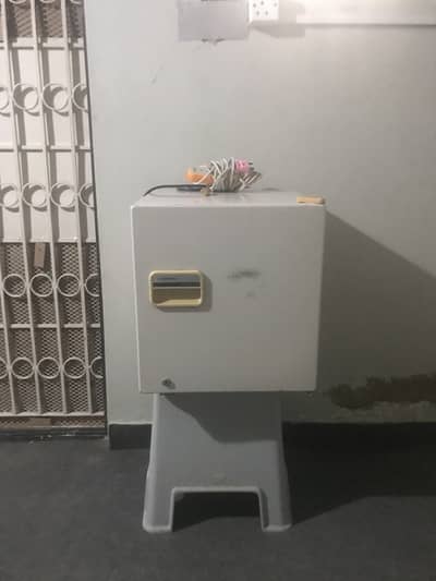 SAMSUNG BED ROAM FRIDGE AVAILABLE .