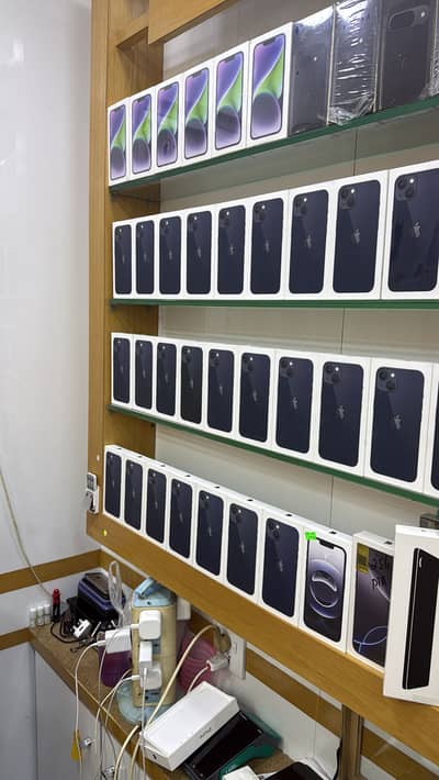 Apple Iphone 13 128GB Box pack 1 year Wrranty