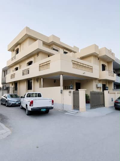10 Marla Triple-Story Corner House For Sale Prime Location: Gulberg 3, Block M, Main Ferozpur Road, Lahore.