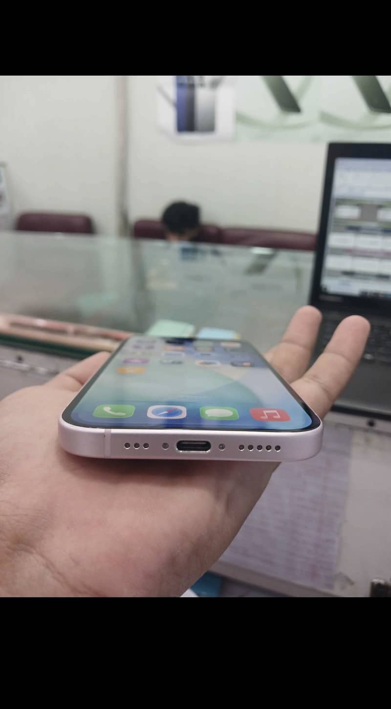 iPhone 15 4