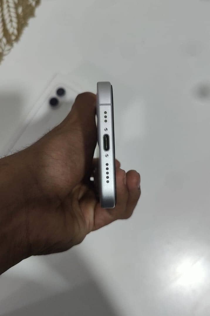 Apple iPhone 16 4