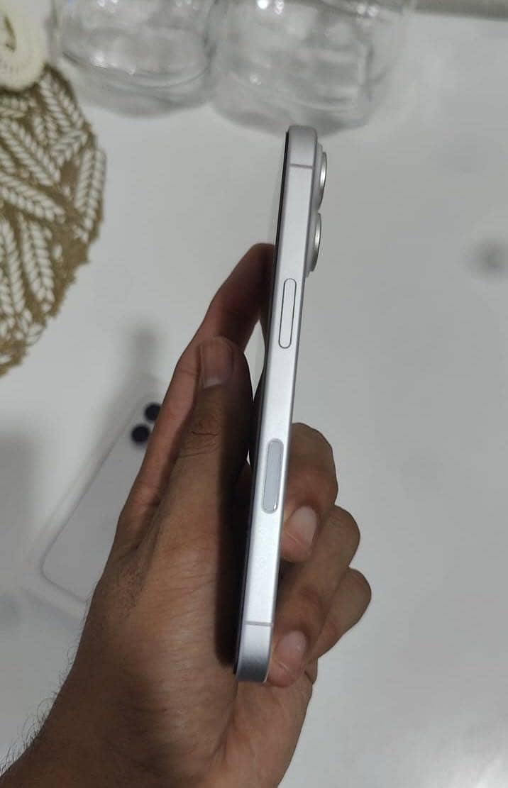 Apple iPhone 16 6