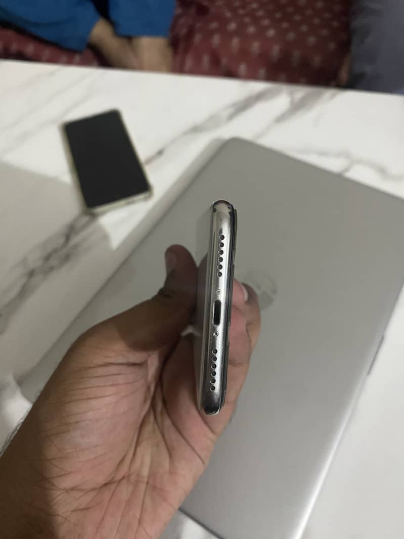 Apple iPhone X 4