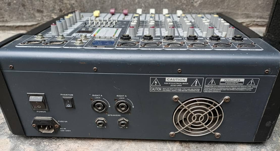 amplifier with speaker 0