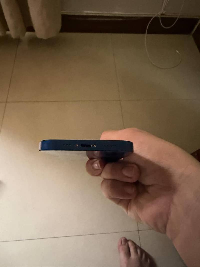 Apple iPhone 12 4