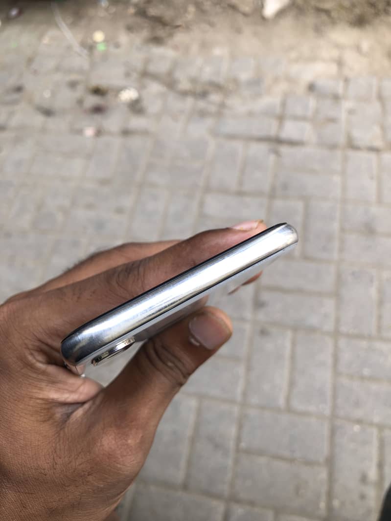 Apple iPhone X 4