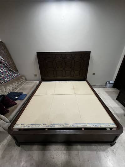 Complete King Bedroom Set – King Bed, 2 SideTables & Dresser