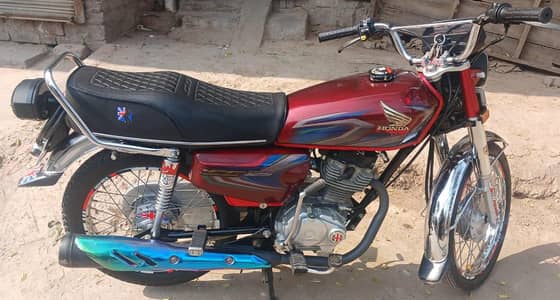 Honda 125 2022 Red color bike urgent sale. .