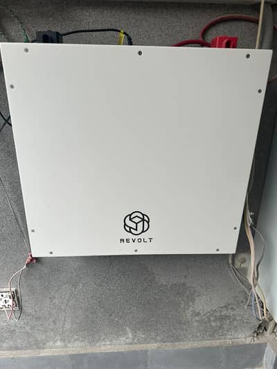 Used Revolt DL5.0e lithium-ion solar battery available for sale.