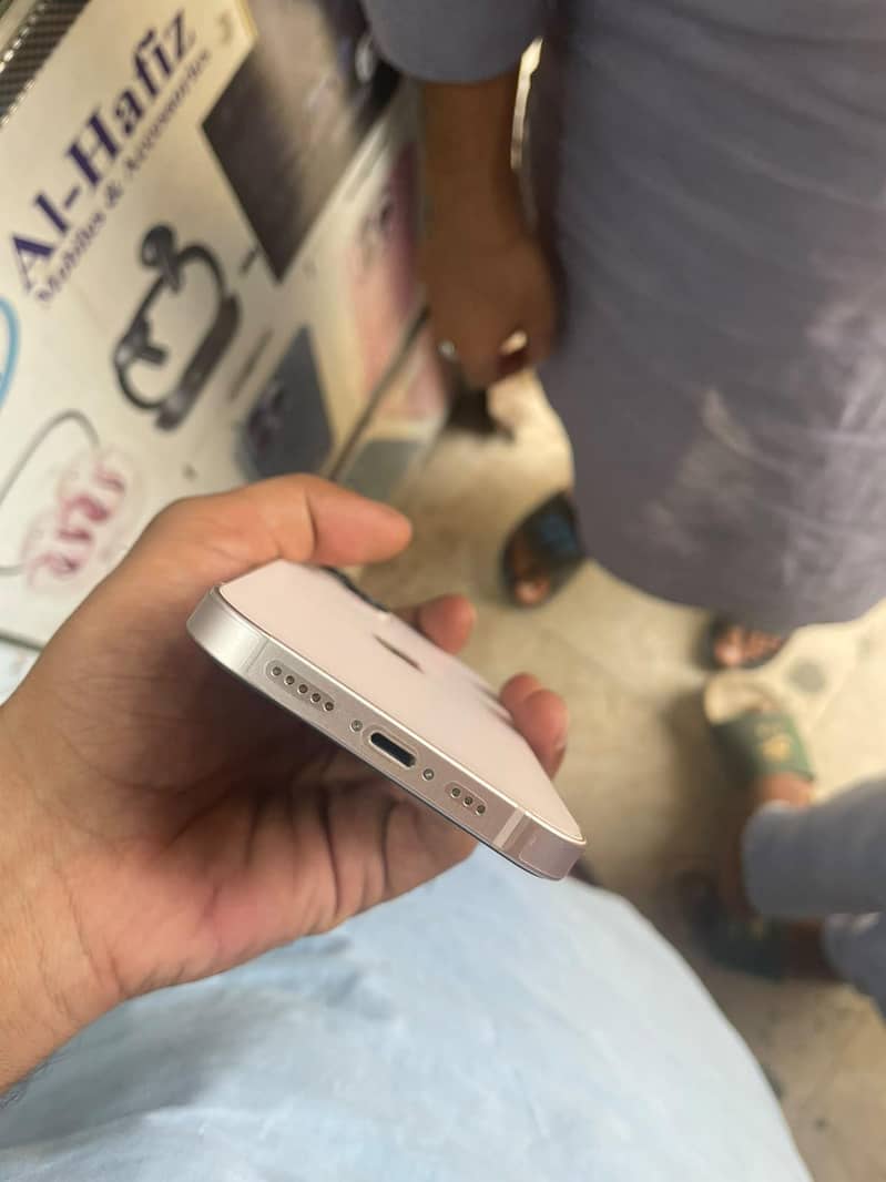 Apple iPhone 13 4