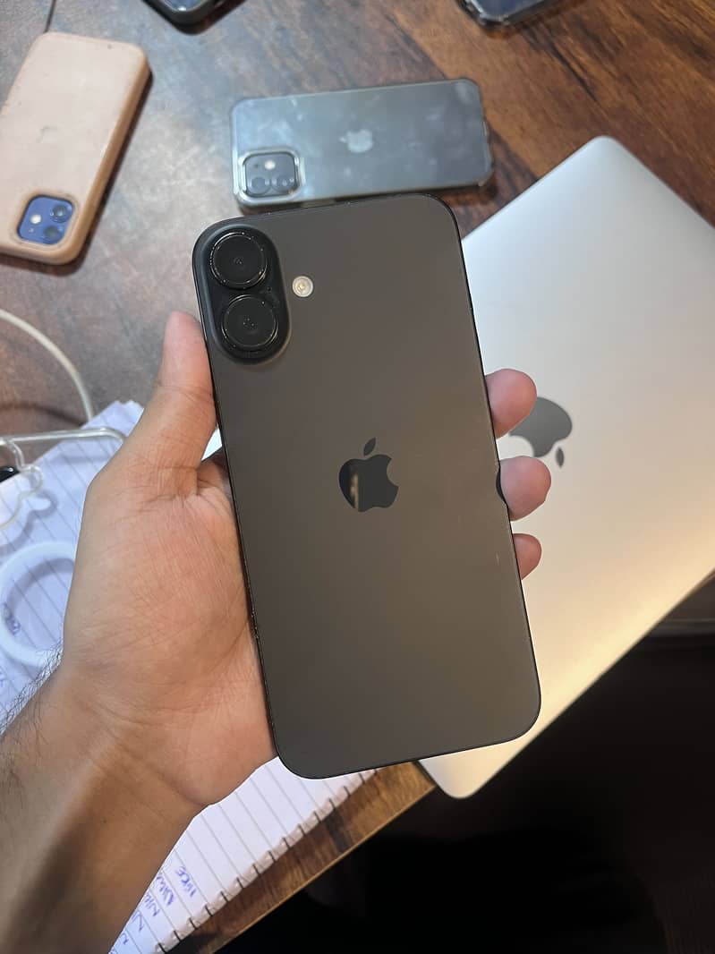 Apple iPhone 16 Plus 0