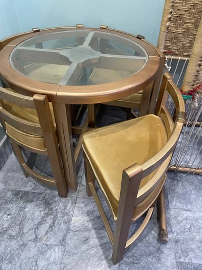 Dinning table for 4 person in round shape with triangular chairs.