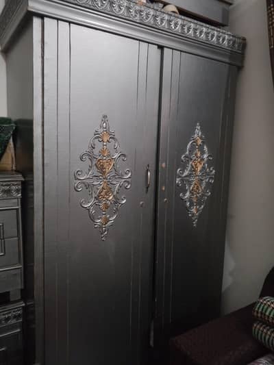 wardrobe for sale 20000Rs