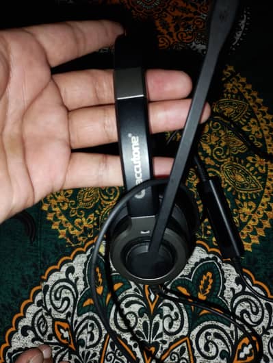 Accutone wired headphones 