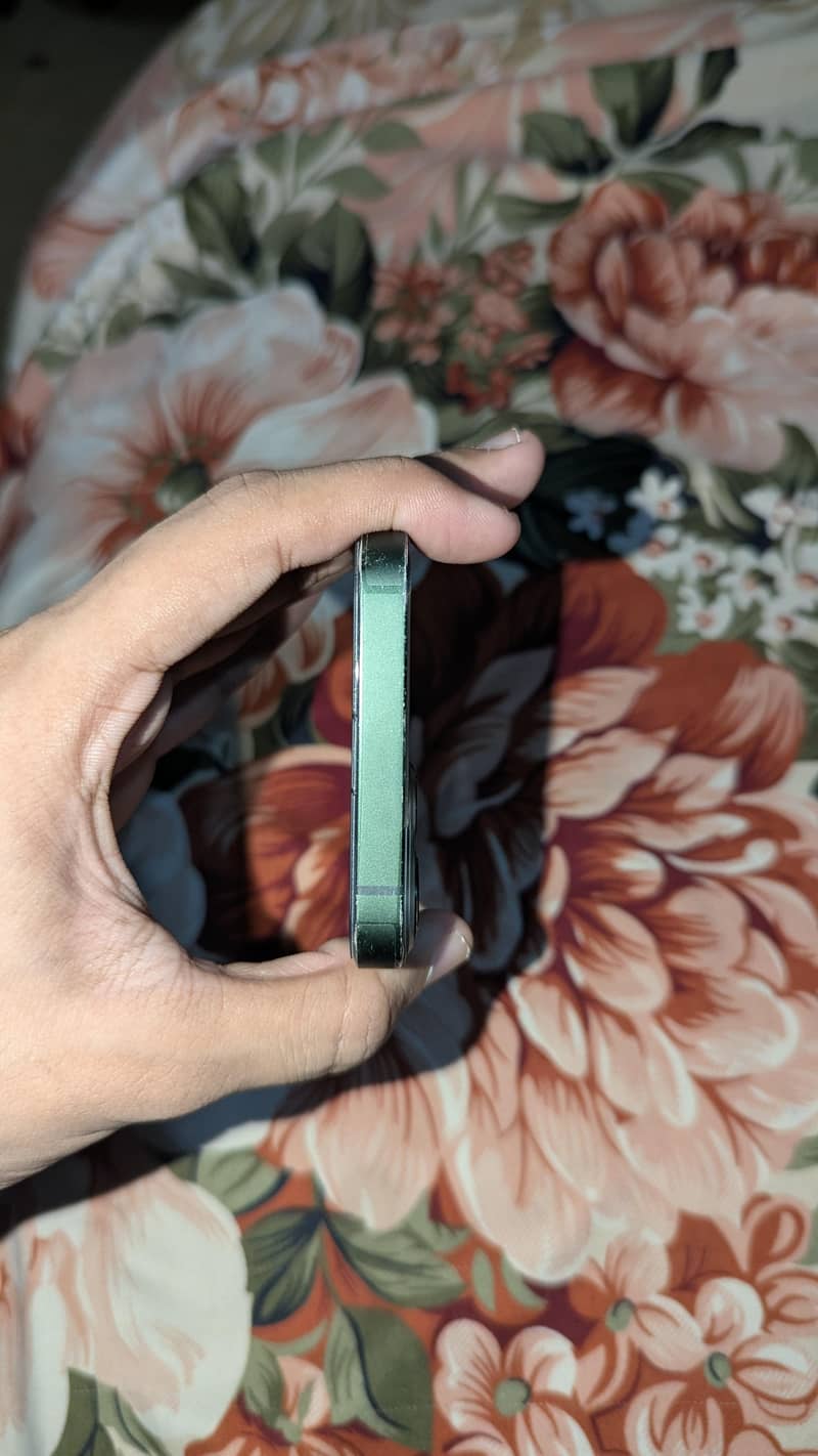 Apple iPhone 13 2